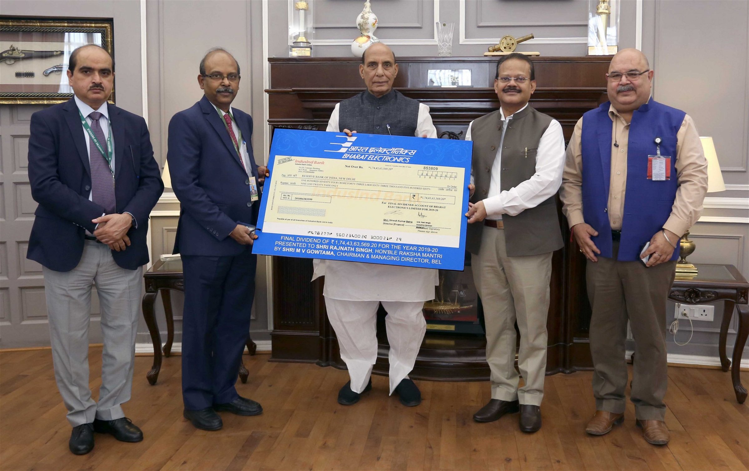Bharat Electronics Limited presents Rs. 174.44 crore final dividend Cheque to Raksha Mantri Shri Rajnath Singh