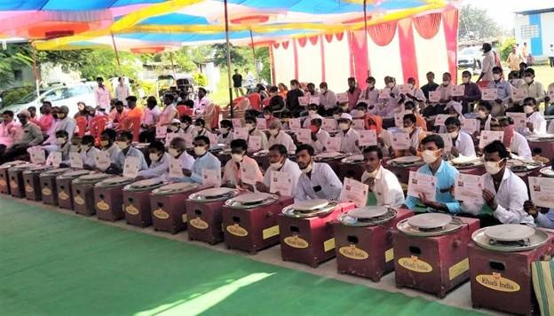 Union Minister Shri Nitin Gadkari distributes electric potter wheels to 100 potter families in Maharashtra