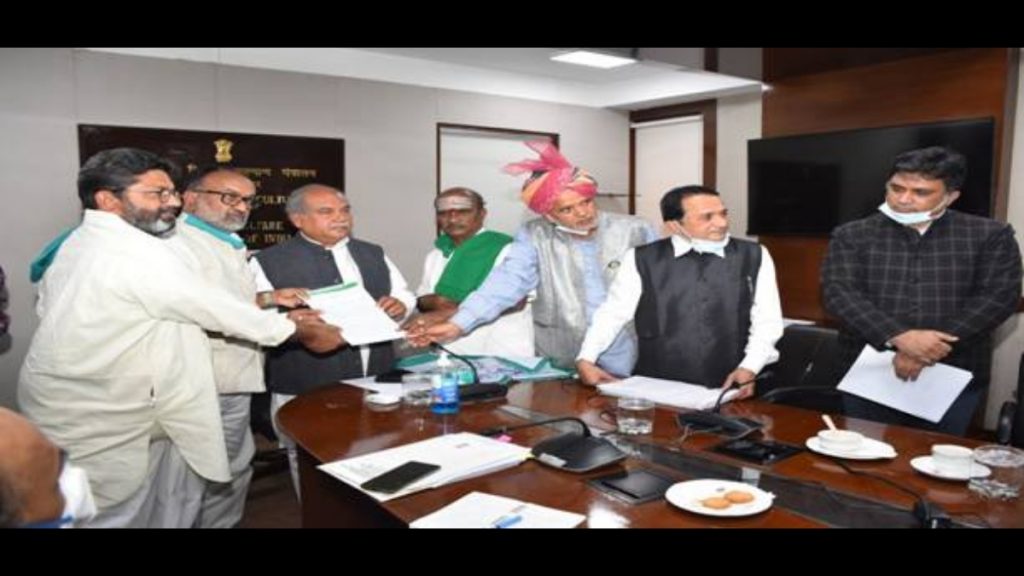 The All India Kisan Coordination Committee Members submit a memorandum to Agriculture Minister in favour of the Farm Acts -India press release