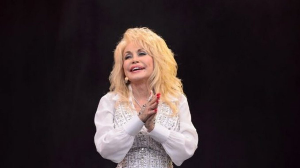 Photo of Dolly Parton gets shot of COVID-19 vaccine she helped fund