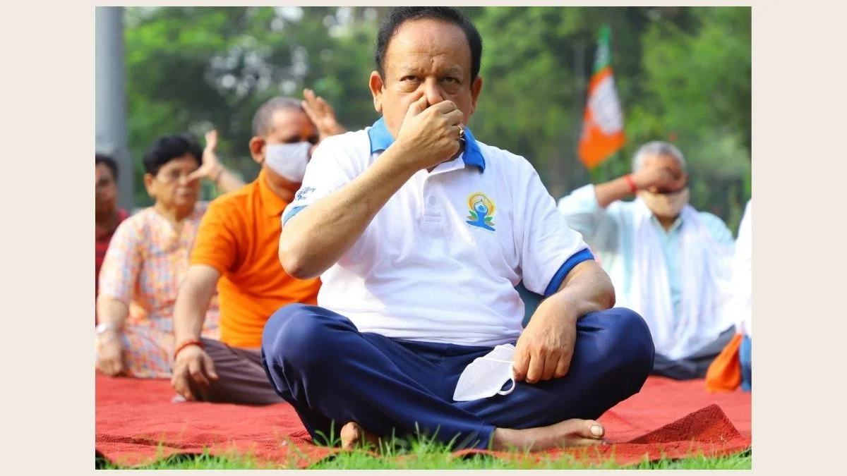 Dr. Harsh Vardhan marks International Day of Yoga by performing Yoga with the people of Delhi
