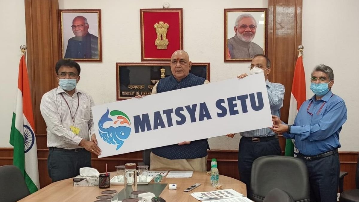 Union Minister for Fisheries, Animal Husbandry and Dairying, Shri Giriraj Singh launches the Online Course Mobile App “Matsya Setu” for Fish Farmers