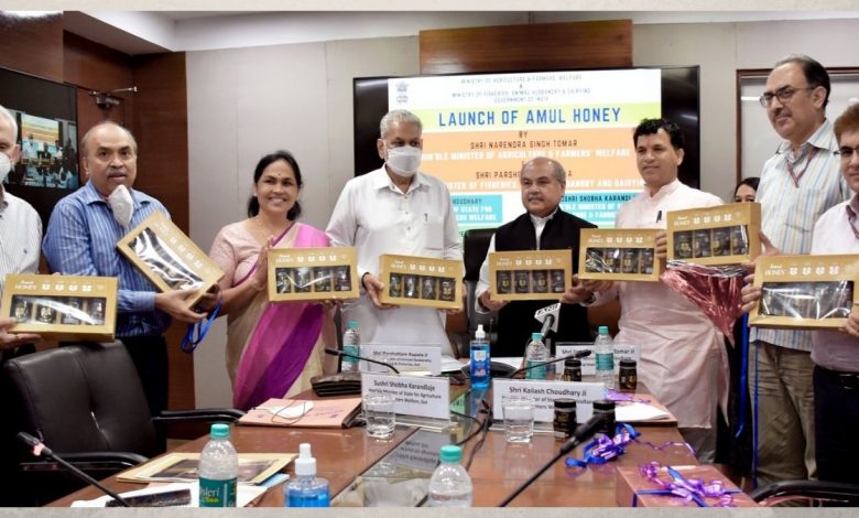 Union Minister Shri Narendra Singh Tomar launches 'Amul Honey'