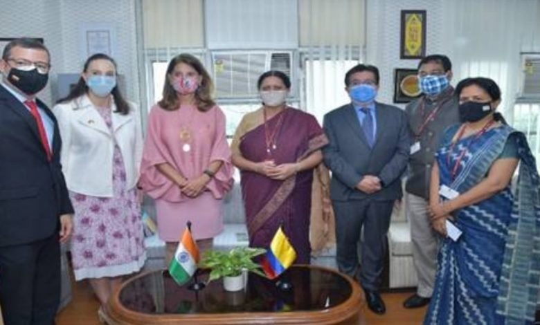 A high-level delegation from Colombia led by H.E. Marta Lucia Ramirez de Rincón, Vice-President and Minister of Foreign Affairs of Colombia, visits the Department of Biotechnology