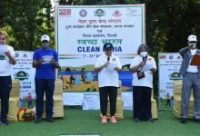 Photo of Secretary Department of Youth Affairs and Secretary Sports participate in Clean India drive at Nehru Park in Chanakyapuri today as part of a month-long nationwide Clean India campaign