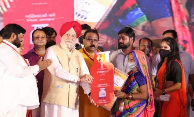 Shri Hardeep Singh Puri distributes free LPG connections to poor women under Ujjwala at Kakori, Lucknow, Uttar Pradesh