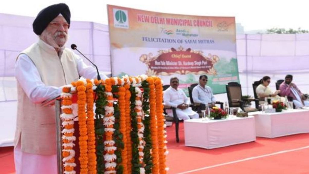Shri Hardeep Singh Puri felicitates Safai Mitras