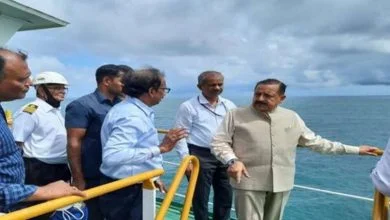 Photo of Union Minister Dr Jitendra Singh visits Indian Subcontinent’s Pioneer Research Vessel Ship “Sagar Nidhi” and interacts with top Scientists on the deck