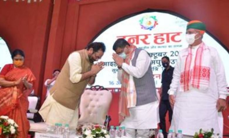 Union Minister for Education and Skill Development and Entrepreneurship Shri Dharmendra Pradhan inaugurates the 29th“HunarHaat” at Rampur, Uttar Pradesh today.