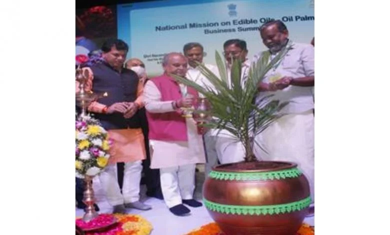Aim to make India ‘Aatmanirbhar’ in edible oil says Shri Narendra Singh Tomar while inaugurating the Business Summit on National Mission on Edible Oils-Oil Palm in Hyderabad