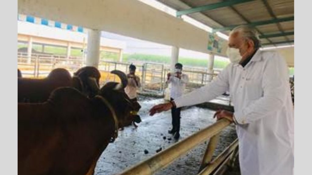 The Union Minister of Fisheries, Animal Husbandry and Dairying, Shri Parshottam Rupala visited the JK Trust Bovegejix Pune today. This IVF centre has produced the first IVF Banni calf in the country.