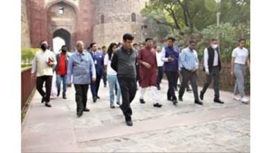 Photo of Dr Mansukh Mandaviya participates in the health heritage walk at Purana Qila in New Delhi