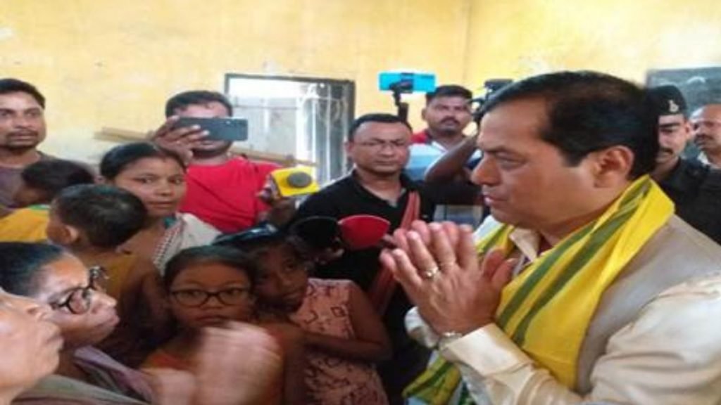Shri Sarbananda Sonowal visits the Flood Relief Camp at Nagaon, Assam to assess support to affected people