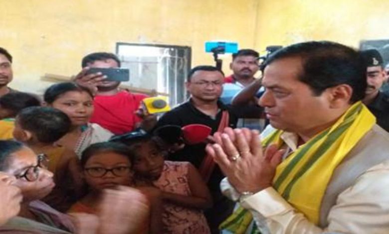 Shri Sarbananda Sonowal visits the Flood Relief Camp at Nagaon, Assam to assess support to affected people