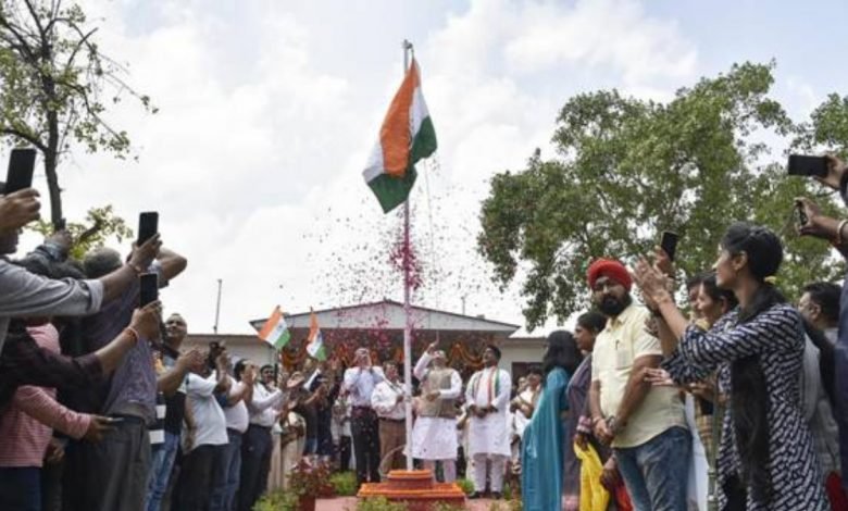 Shri Piyush Goyal hoists National Flag on the occasion of Har Ghar Tiranga Mahotsav