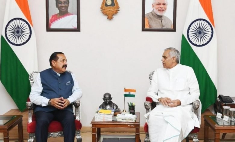 Gujarat Governor shares his Agritech innovations with Union Minister Dr Jitendra Singh