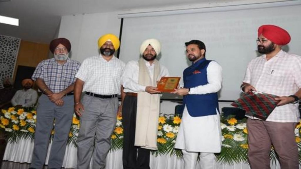 Shri Anurag Singh Thakur felicitates the sportspersons  of Guru Nanak Dev University in Amritsar today