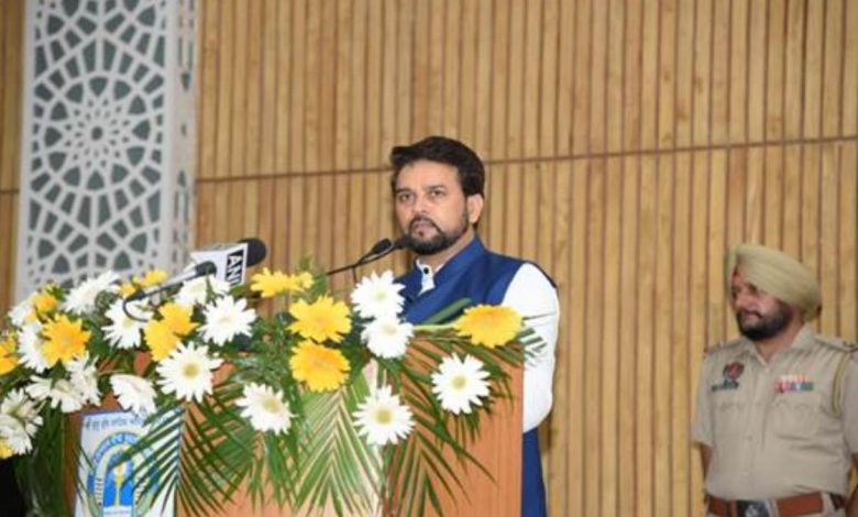 Shri Anurag Singh Thakur felicitates the sportspersons  of Guru Nanak Dev University in Amritsar today