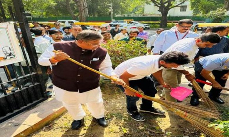 Shri Faggan Singh Kulaste and Officials from the Ministry of Steel conduct a cleanliness drive