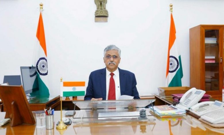 Shri Giridhar Aramane assumes the office of Defence Secretary