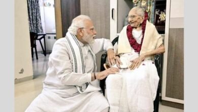 Shri Amit Shah expressed deep condolences on the demise of Prime Minister, Shri Narendra Modi’s mother