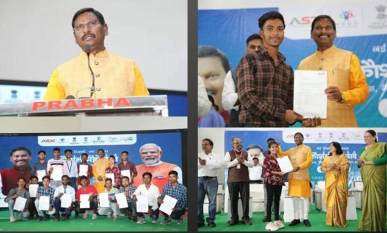  Shri Arjun Munda attends the “Kaushal Mahotsav” Job Fair organized for talented tribal youth at Seraikela-Kharsawan, Jharkhand on 4th March  