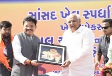 Gujarat CM Shri Bhupendra Patel and MoS Communications Shri Devusinh Chauhan award prizes to sportspersons in MP Sports Competition