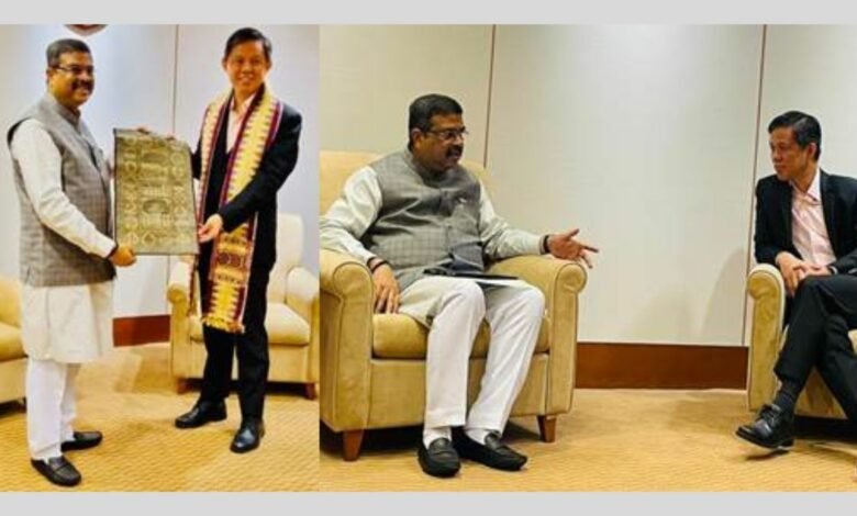 Shri Dharmendra Pradhan meets his Singapore counterpart, to further strengthen bilateral cooperation and deepen engagements in education and skill development