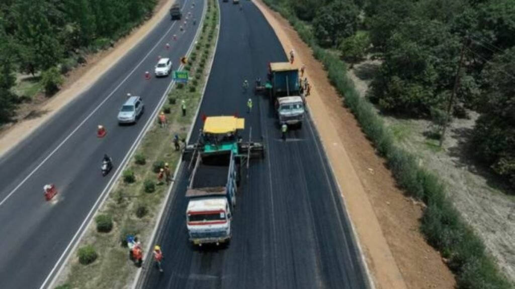 Shri Nitin Gadkari congratulates the team for laying Bituminous Concrete over a distance of 100 lane km in 100 hours at Ghaziabad –Aligarh Expressway