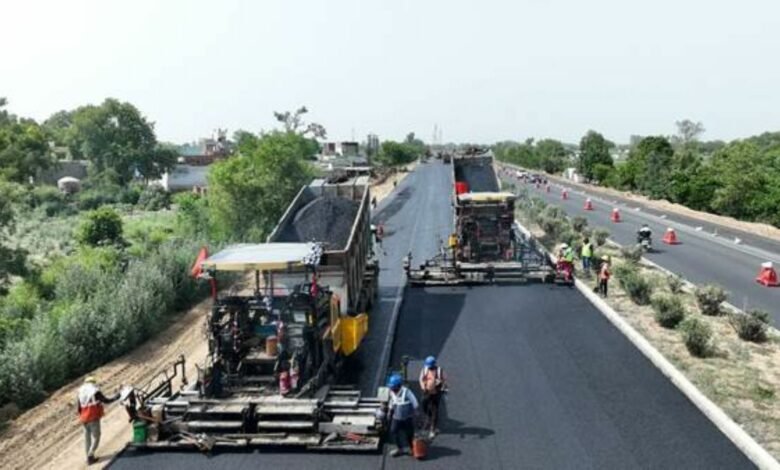 Shri Nitin Gadkari congratulates the team for laying Bituminous Concrete over a distance of 100 lane km in 100 hours at Ghaziabad –Aligarh Expressway