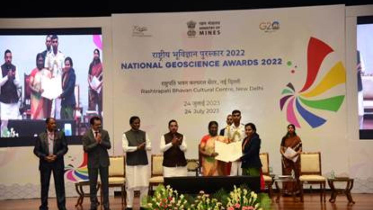 President of India confers National Geoscience Awards 2022