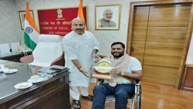 Union Minister of Social Justice and Empowerment felicitated International Para Swimmer Shri Satendra Singh Lohia