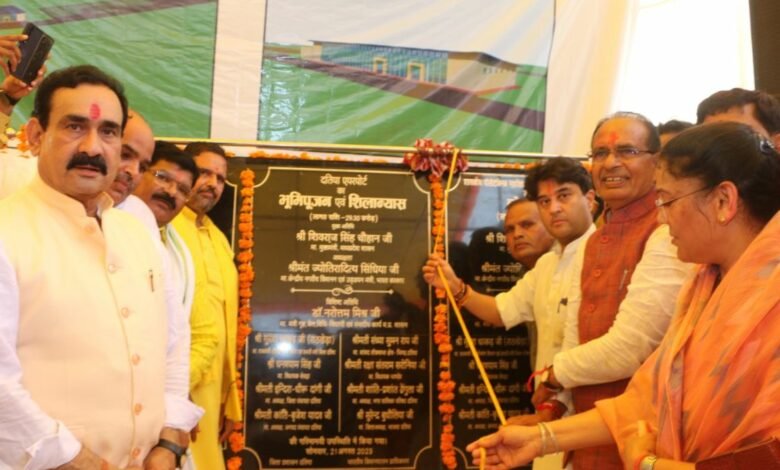 Shri Shivraj Singh Chauhan and Shri Jyotiraditya M. Scindia lay the foundation stone of Datia Airport