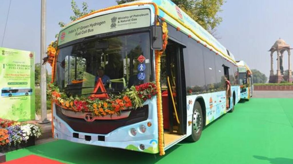 Shri Hardeep S Puri flags off 1st Green Hydrogen Fuel Cell Bus from Kartavya Path