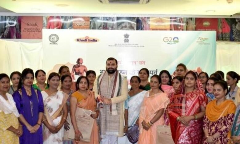 Women artisans Celebrate Raksha Bandhan with Chairman KVIC