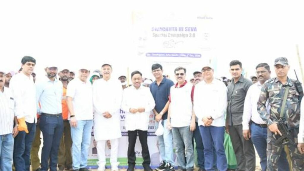Shri Narayan Rane leads the cleanliness campaign organized by the KVIC at Juhu Beach, Mumbai