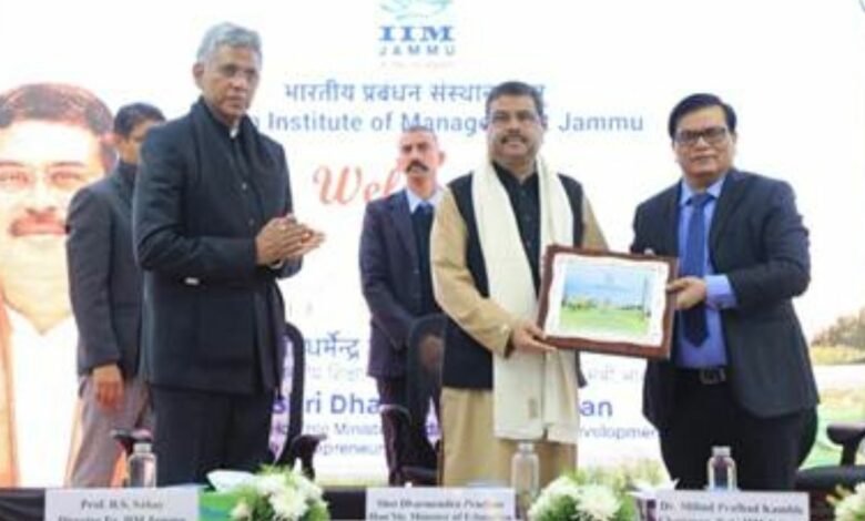 Shri Dharmendra Pradhan interacts with the faculty and students of IIM Jammu