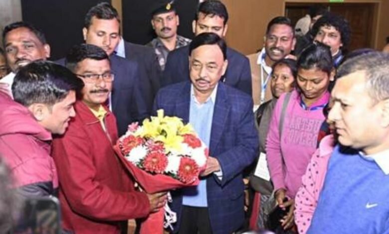 Shri Narayan Rane interacts with PM Vishwakarma beneficiaries invited as “special guests” to witness the Republic Day Parade, 2024
