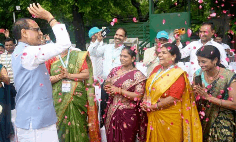 Shri Shivraj Singh Chouhan meets ‘Lakhpati Didis’ and farmers from Madhya Pradesh