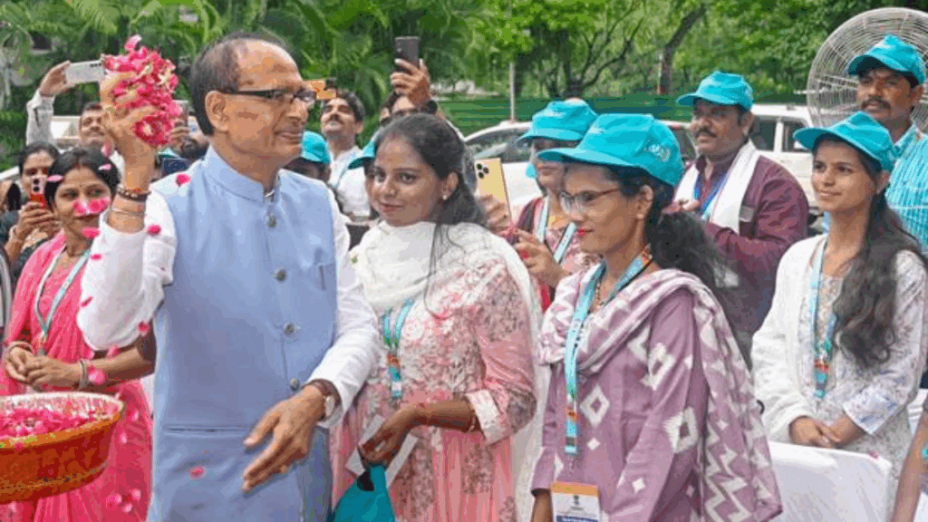 Shri Shivraj Singh Chouhan meets ‘Lakhpati Didis’ and farmers from Madhya Pradesh