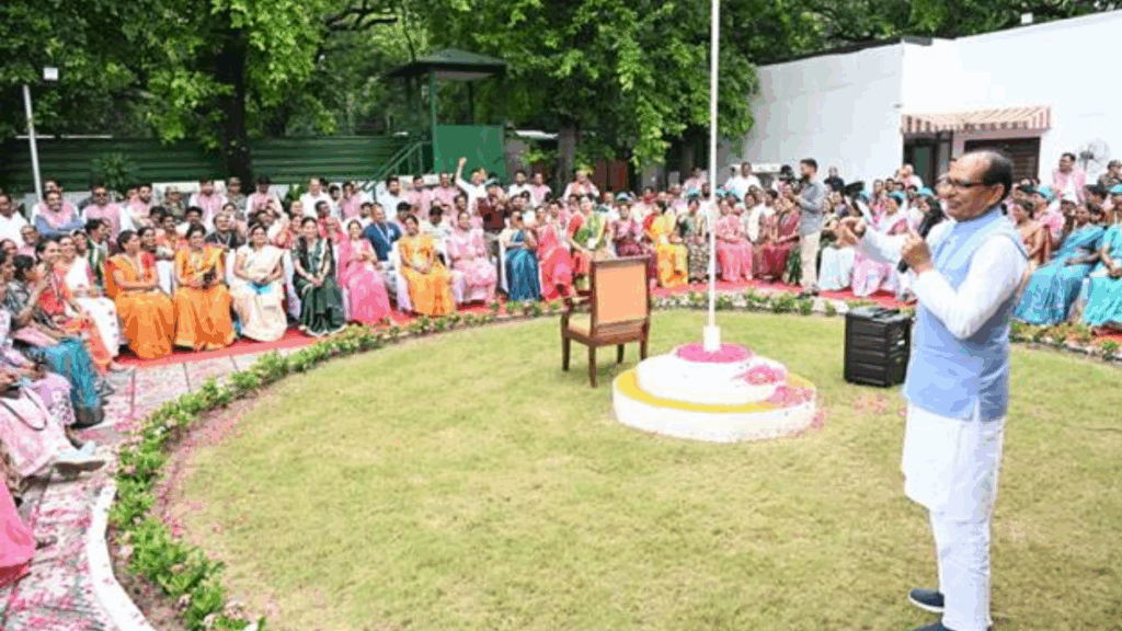 Shri Shivraj Singh Chouhan meets ‘Lakhpati Didis’ and farmers from Madhya Pradesh