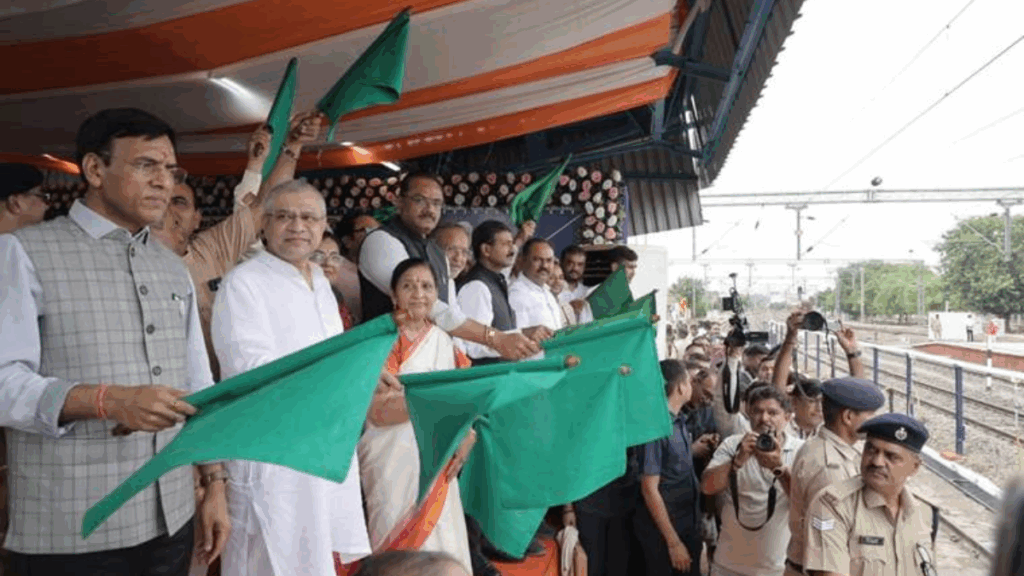 Shri Ashwini Vaishnaw Flags Off  Bhavnagar-Ayodhya Weekly Train